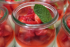Erdbeeren auf Panna Cotta